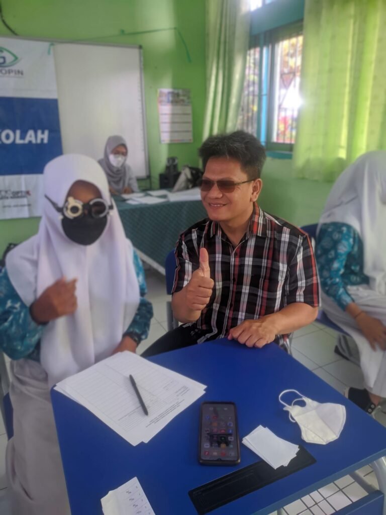 Screening kelainan refraksi dan pemberian kacamata gratis bagi siswa sd dan smp d kab kuningan bersama iropin kuningan