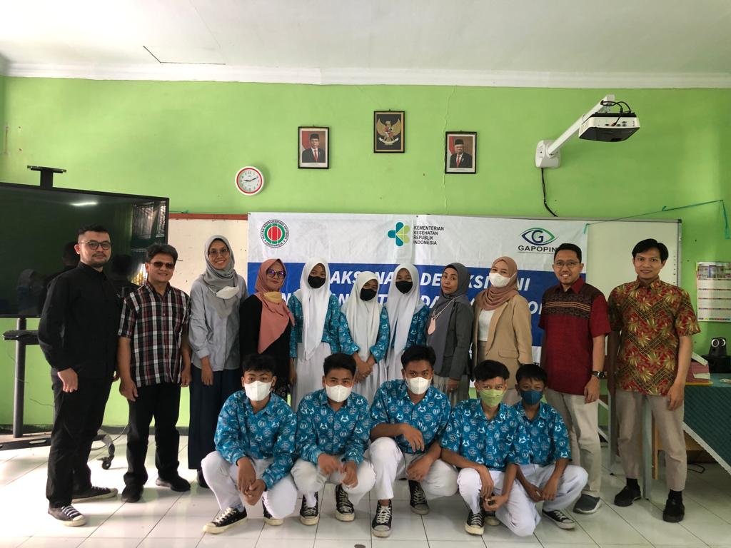 Screening kelainan refraksi dan pemberian kacamata gratis bagi siswa sd dan smp d kab kuningan bersama iropin kuningan